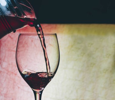 Kırmızı şaraplı bardak.