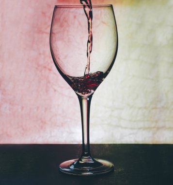 Bardakta kırmızı şarap.