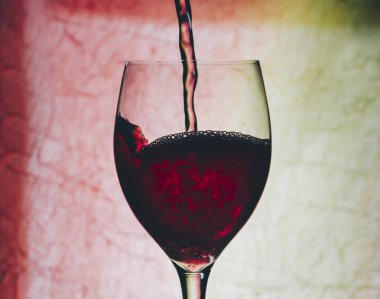 Bardakta kırmızı şarap.