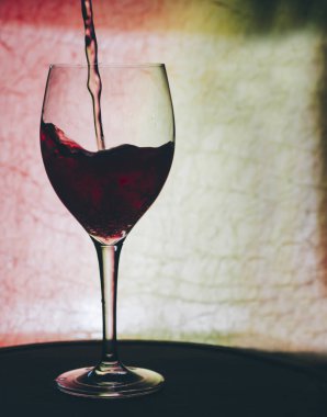 Bardakta kırmızı şarap.