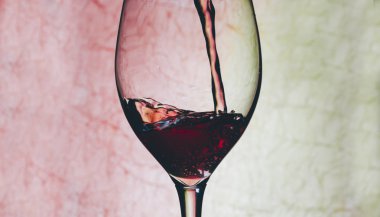 Bardakta kırmızı şarap.