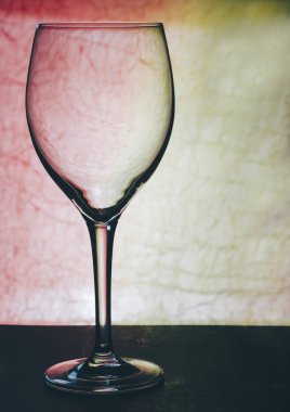 Bardakta kırmızı şarap.