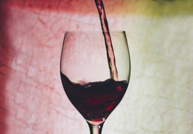 Bardakta kırmızı şarap.