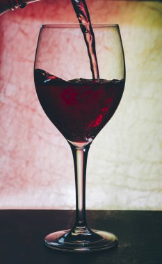 Bardakta kırmızı şarap.