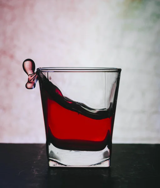 Червоний алкогольний коктейль — стокове фото