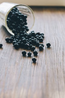 Taze yaban mersini dökmek 