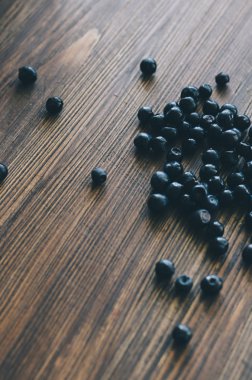 Taze yaban mersini dökmek 