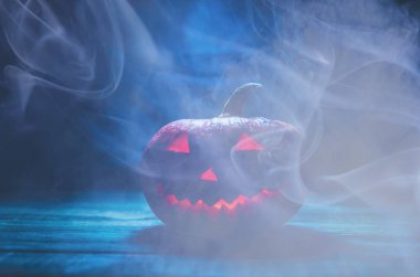 Cadılar bayramı balkabağı karanlıkta