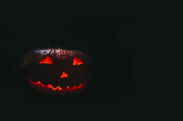Abóbora de Halloween no escuro — Fotografia de Stock