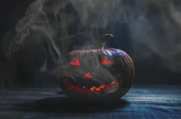 Halloween-Kürbis im Dunkeln — Stockfoto