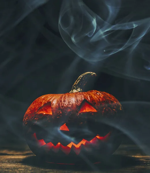 Halloween-Kürbis im Dunkeln — Stockfoto