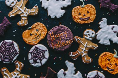 Cadılar Bayramı çerezleri masada