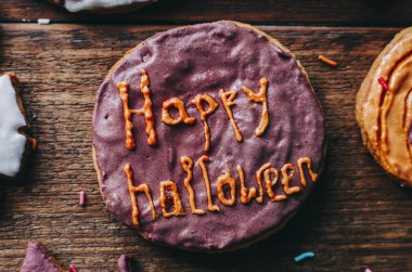 Cadılar Bayramı çerezleri masada