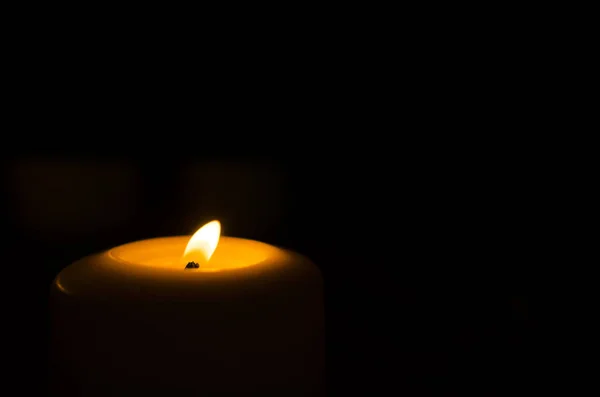 Свічка вогню в чорному — стокове фото