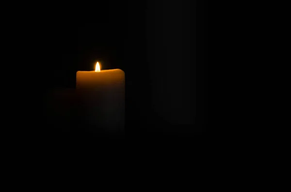 Свічка вогню в чорному — стокове фото