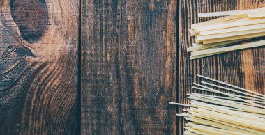 masa üstünde pişmemiş makarna