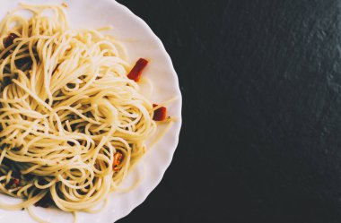 Kırmızı biberli makarna