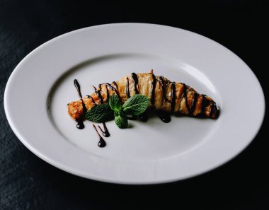 kruvasan plaka üzerinde