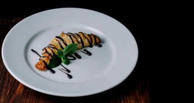 kruvasan plaka üzerinde