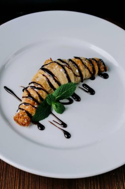 kruvasan plaka üzerinde