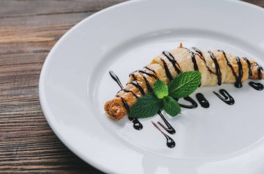 kruvasan plaka üzerinde