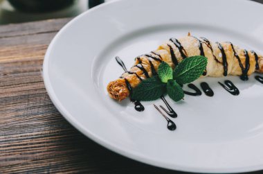 kruvasan plaka üzerinde