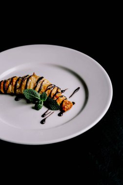 kruvasan plaka üzerinde