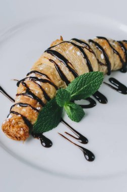 kruvasan plaka üzerinde