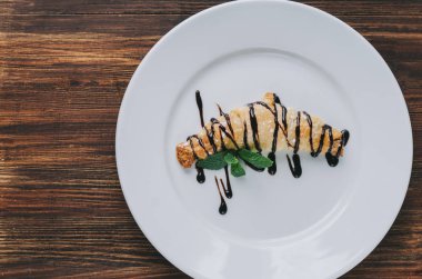 kruvasan plaka üzerinde