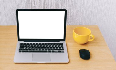 dizüstü bilgisayar masada