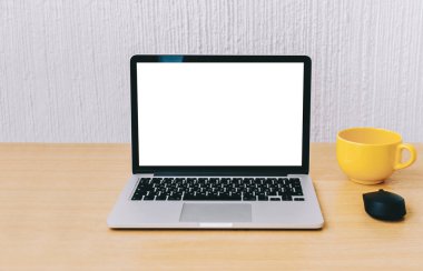 dizüstü bilgisayar masada