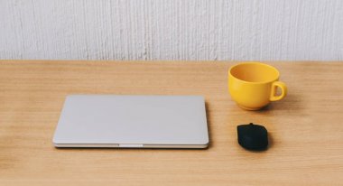 Masada kapalı dizüstü bilgisayar