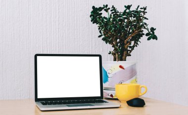 dizüstü bilgisayar masada