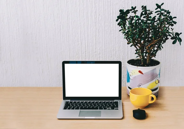 dizüstü bilgisayar masada