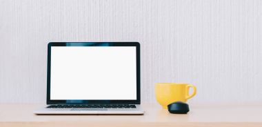 dizüstü bilgisayar masada