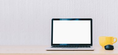 dizüstü bilgisayar masada