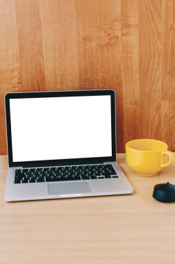 dizüstü bilgisayar masada