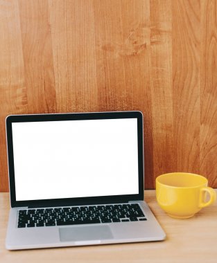 dizüstü bilgisayar masada