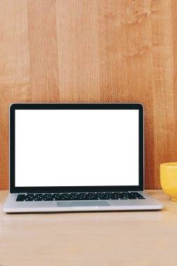 dizüstü bilgisayar masada