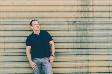 duvarın yanında adam