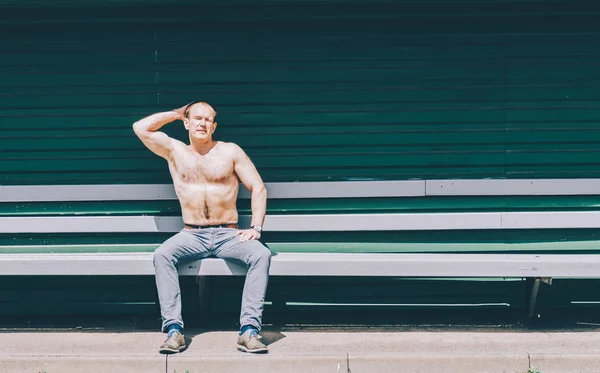 Man On Bench — Stock Photo, Image