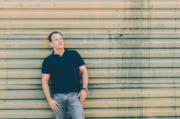 duvarın yanında adam