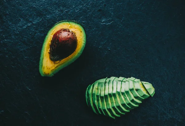 Avocado op het Bureau — Stockfoto