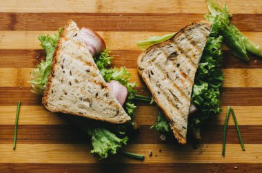 Masa üzerinde sandviç