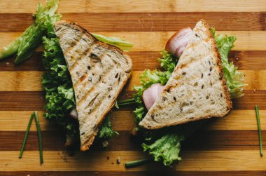 Masa üzerinde sandviç