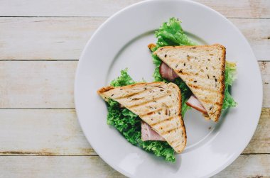 sandviç plaka üzerinde