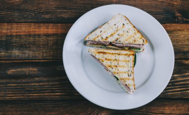 sandviç plaka üzerinde