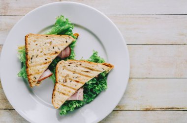 sandviç plaka üzerinde