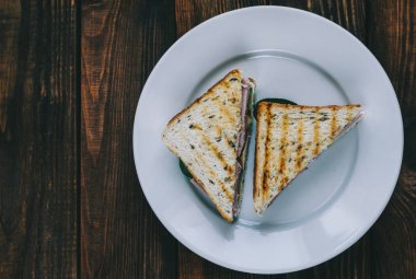 sandviç plaka üzerinde