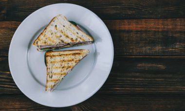 sandviç plaka üzerinde